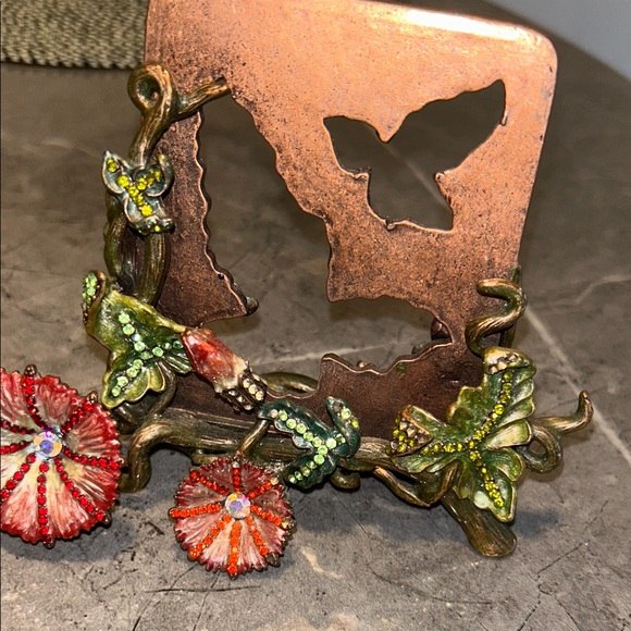 Vintage Decorative Butterfly Frame with Floral Accents - Picture 1 of 7